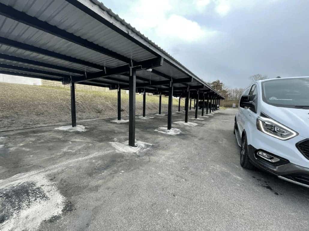 Carport Langkær — færdigt anlæg med tag monteret