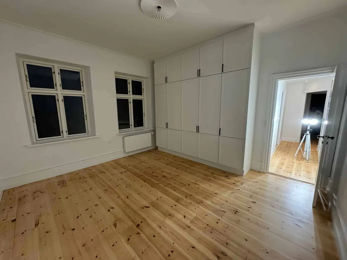 Totalrenovering Skodsborg — soveværelse med indbygget garderobe