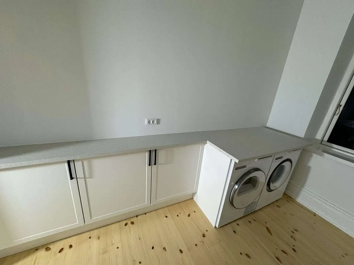 Totalrenovering Skodsborg — bryggers med vaskemaskine og tørretumbler