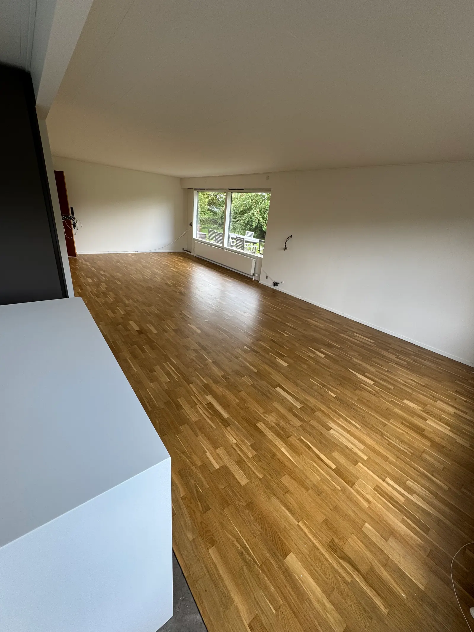 Klintevej Allerød — stue med nyt parketgulv og loft-til-gulv vindue mod haven
