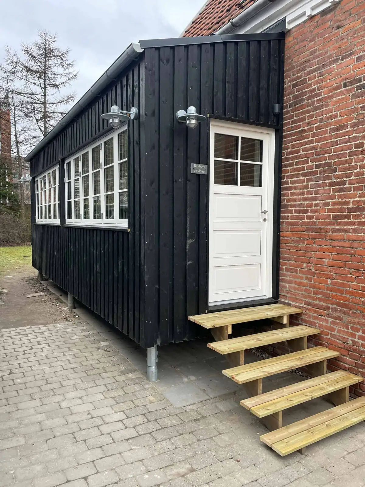 Færdig totalentreprise-tilbygning med sortmalet vertikal træbeklædning — Strindbergsvej