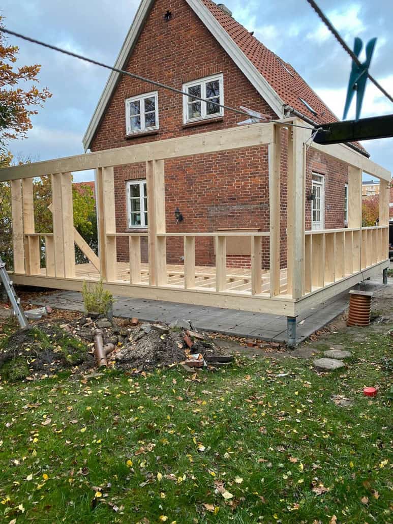 Strindbergsvej — træskelet rejst på fundamentet mod den eksisterende røde murstensgavl