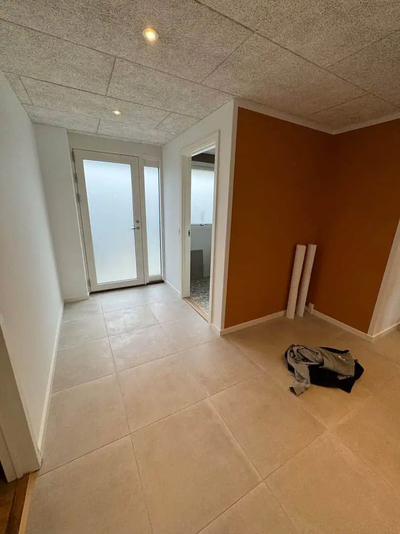 Veludført husrenovering — ny entré med troldtekt og fliser, Frederikssund