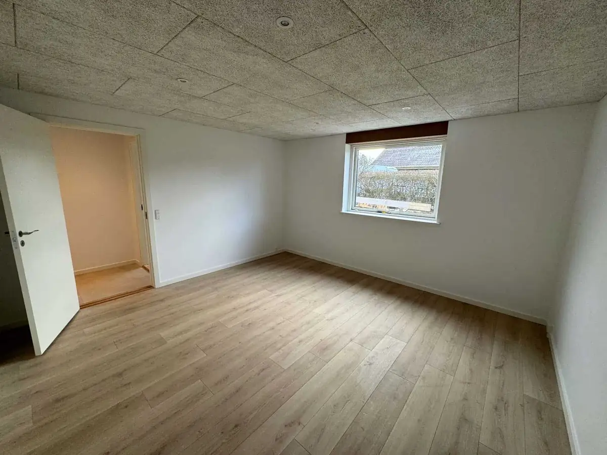 Renovering Frederikssund — værelse med nyt trægulv og troldtekt-loft