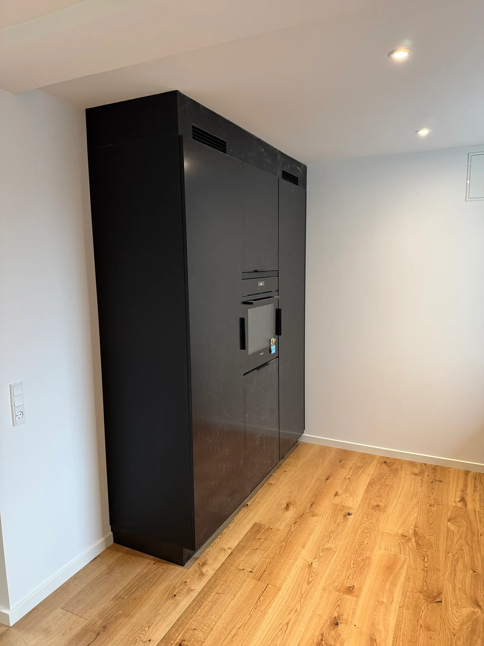 Vårfluevej Rødovre — detaljebillede af det nye sorte køkken med integrerede ventilationsspalter