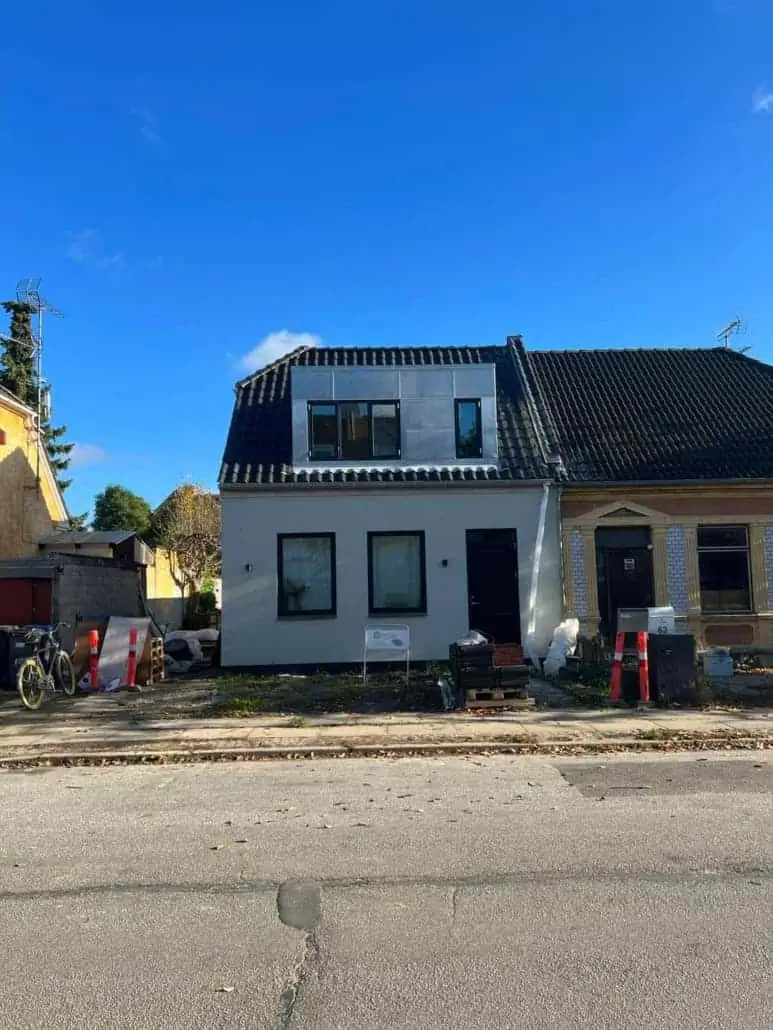 Ombygning Valby — facade efter renovering med ny kvist
